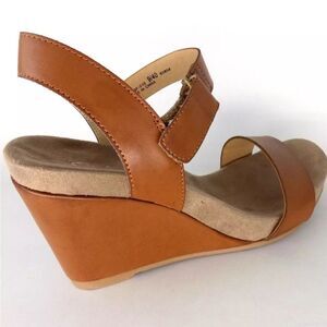 CL BY CHINESE LAUNDRY ROUND TOE VELCRO STRAP CLOSURE SANDAL